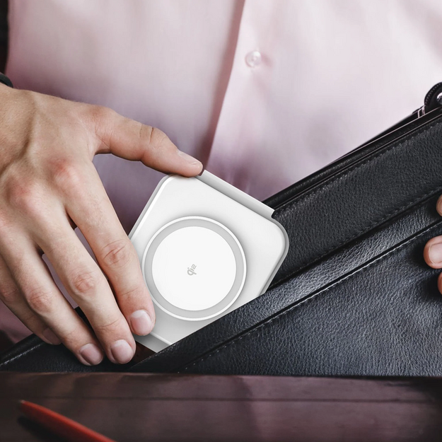 J5create - Qi2 3-In-1 Magnetic Travel Wireless Charging Station