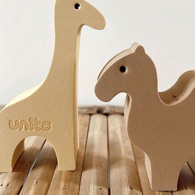 UNITS - 6 Small African Animals In A Box (325)