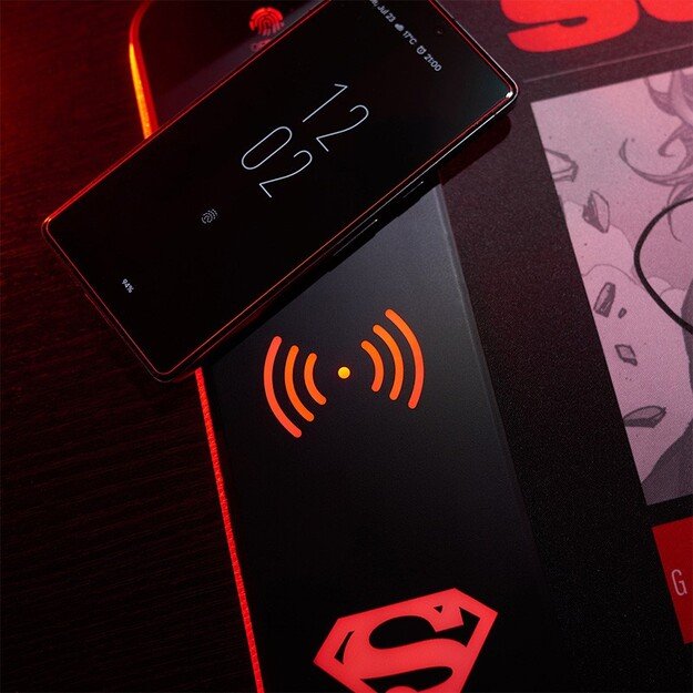 Numskull Superman - Oversize Gaming Mat & Mobile Charger