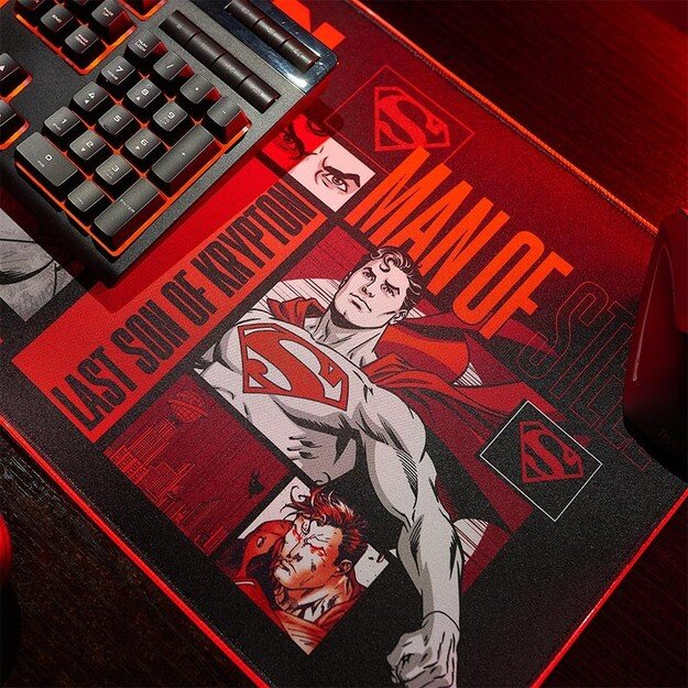Numskull Superman - Oversize Gaming Mat & Mobile Charger