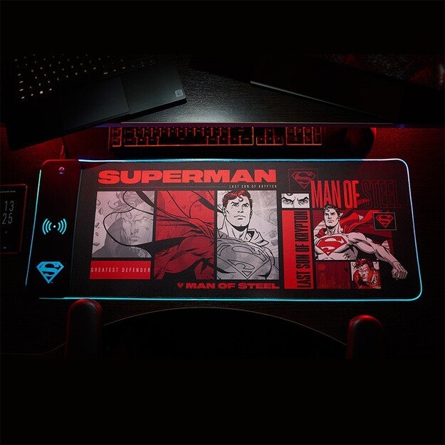 Numskull Superman - Oversize Gaming Mat & Mobile Charger