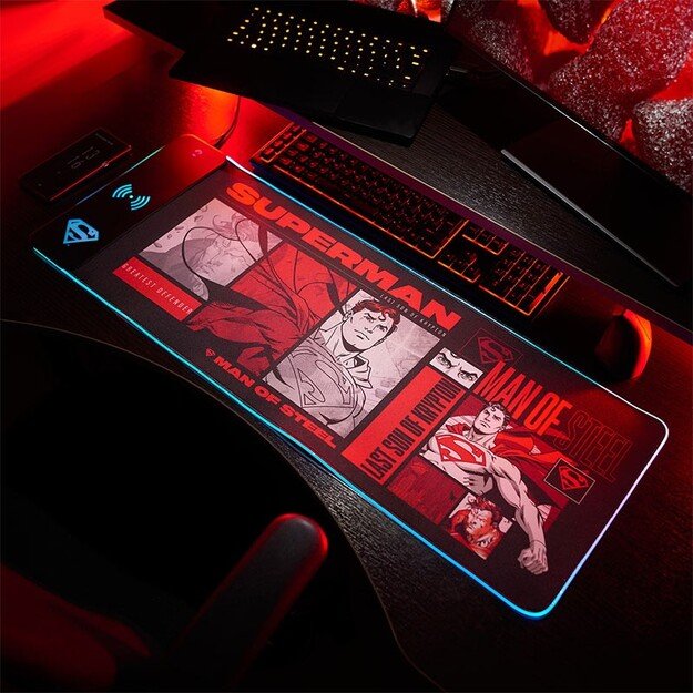 Numskull Superman - Oversize Gaming Mat & Mobile Charger