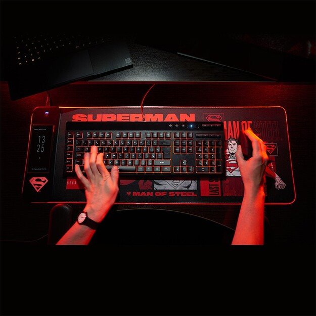 Numskull Superman - Oversize Gaming Mat & Mobile Charger