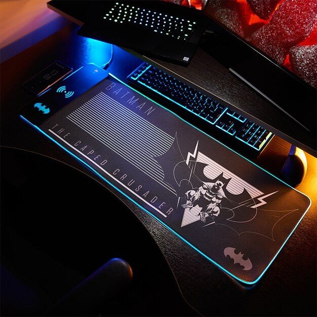 Numskull Batman - Oversize Gaming Mat & Mobile Charger