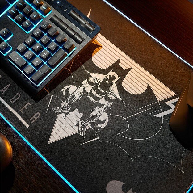 Numskull Batman - Oversize Gaming Mat & Mobile Charger