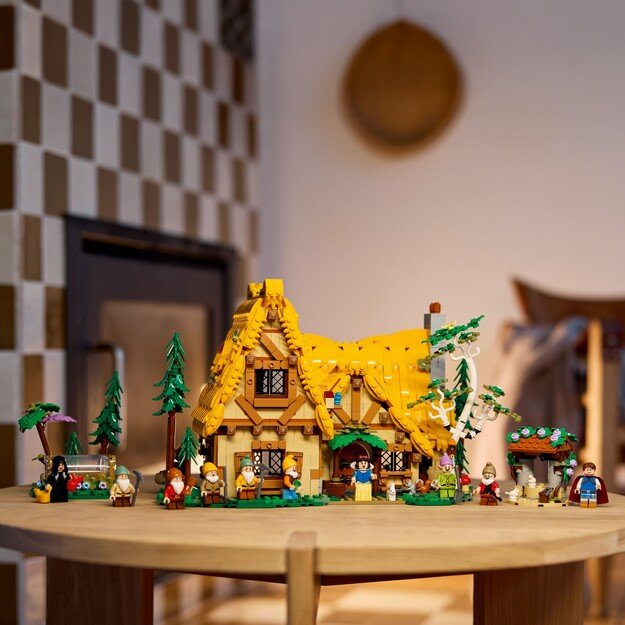 LEGO Disney - Snow White and the Seven Dwarfs Cottage (43242.)