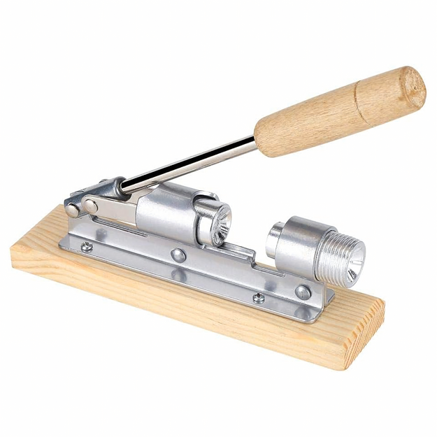 Tērauda riekstkodis uz koka pamatnes Drupinātājs-skaldītājs