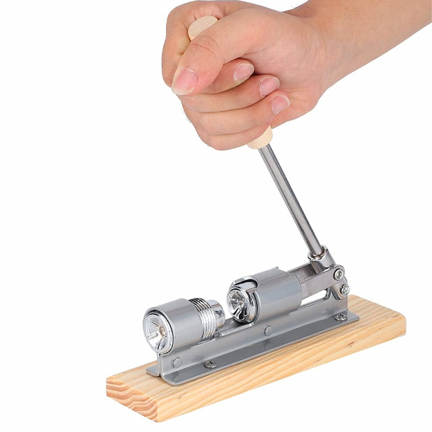 Tērauda riekstkodis uz koka pamatnes Drupinātājs-skaldītājs