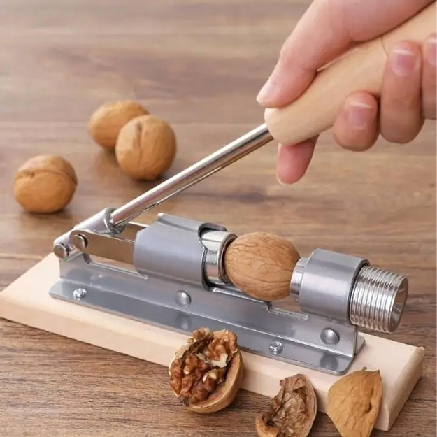 Tērauda riekstkodis uz koka pamatnes Drupinātājs-skaldītājs