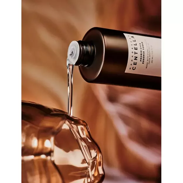 SKIN1004 - Madagascar Centella Probio-Cica Essence Toner 210 ml 1