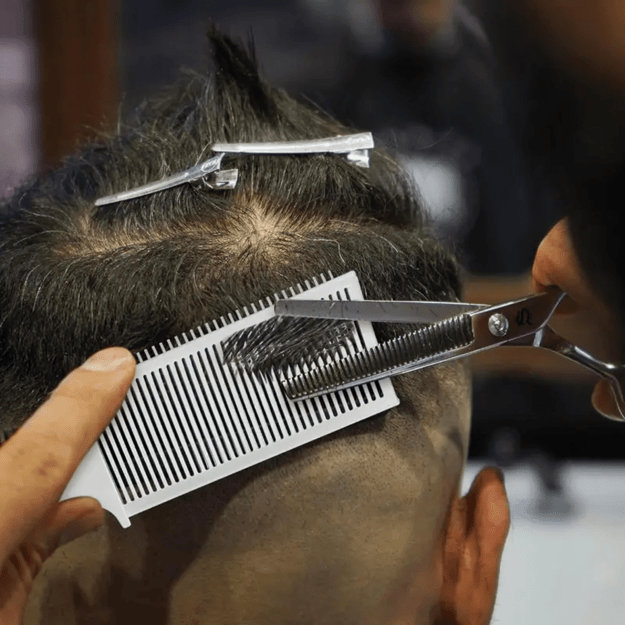 Professionaalne juuksekamm juuste tumenemiseksów Valge