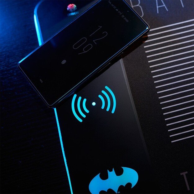 Numskull Batman - Oversize Gaming Mat & Mobile Charger 10