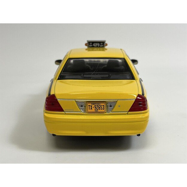Greenlight Collectibles - 1/24 Creed (2015) - 1999 Ford Crown Victoria Philly Taxi 2