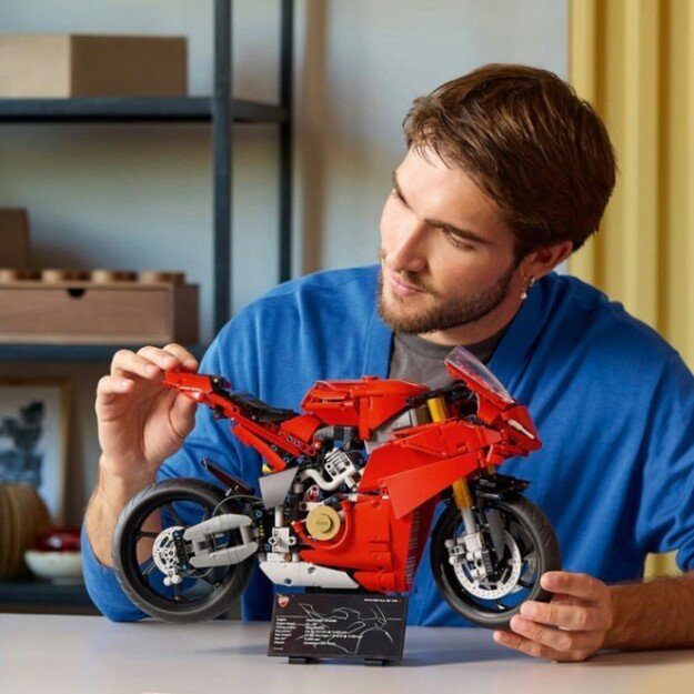 LEGO - Technic - Ducati Panigale V4 S Motorcycle (42202) 6