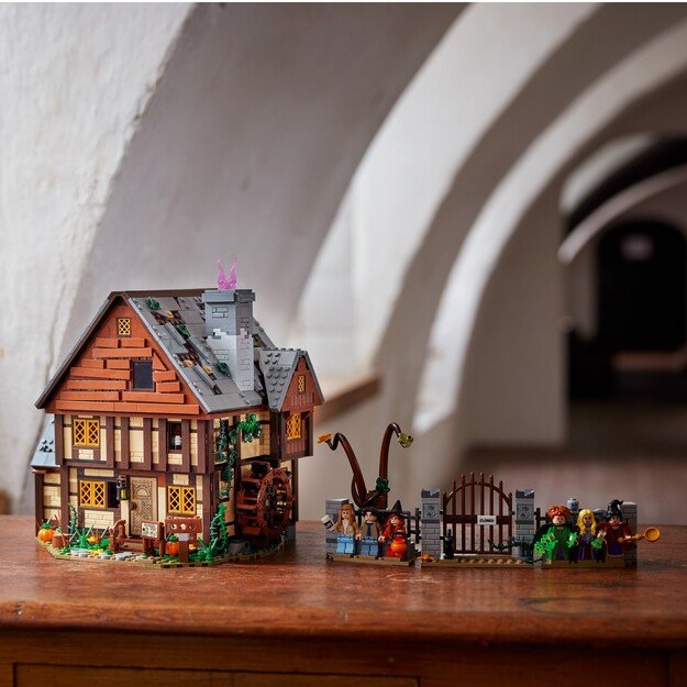 LEGO Disney - The Sanderson Sisters Cottage (21341.) 3